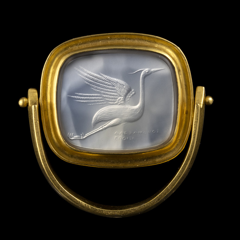 BAGUE PIVOTANTE
En or 22cts sertie d'une large intaille sur calcédoine. Héron v...