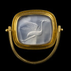 BAGUE PIVOTANTE
En or 22cts sertie d'une large intaille sur calcédoine. Héron volant, v. la droite. Signée AAEXANAPOY EMOIEI . Travail raffiné. Signe...