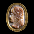 LOT DE 8 INTAILLES
En or 18 cts sertie d'un camée néoclassique sur agate figurant un buste d'Hercule v. la gauche et
vêtu de la léonté. Travail raff...
