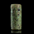 *SCEAU-CYLINDRE
En racine d'émeraude, présentant une inscription sur 5 colonnes et une zone décorée sur trois registres avec en haut, deux sphinges m...