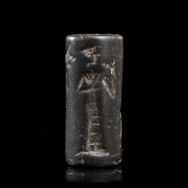 *SCEAU-CYLINDRE
En hématite figurant un arbuste dans un vase encadré par de par...