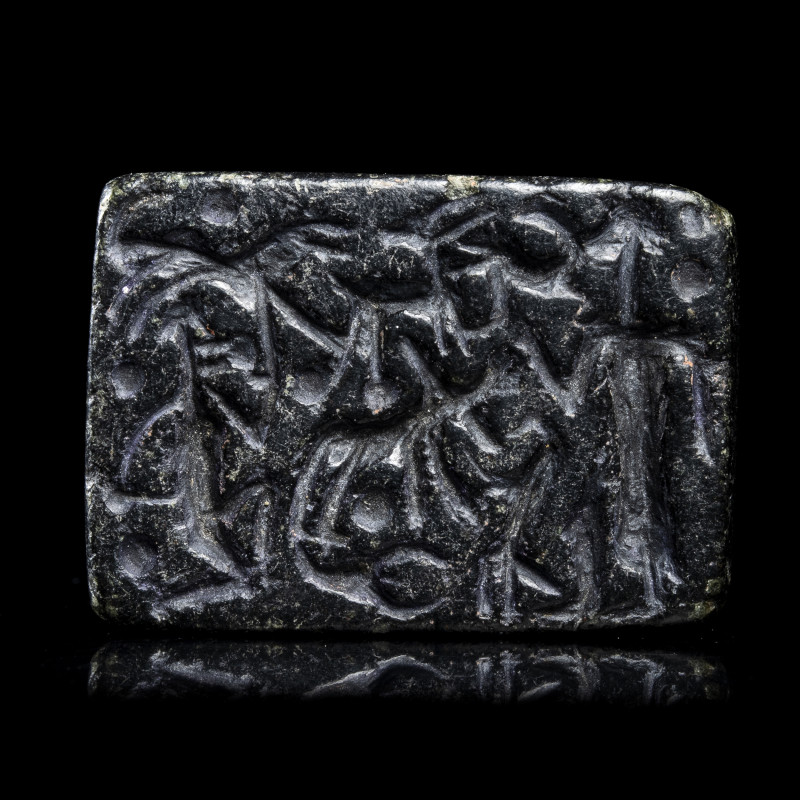*SCEAU-CYLINDRE
En stéatite noire, de forme quadrangulaire présentant un trou p...