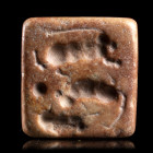 *SCEAU SIGILLÉ
En pierre rose, de forme carrée, figurant trois félins.
40 x 40 x 1 mm.
Mésopotamie, Djemdet Nasr, 4000-3000 av. J.-C.

Provenance...
