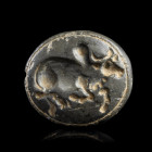 *SCEAU SIGILLÉ
En stéatite, de forme lenticulaire bi-convexe à section ovale. Il présente deux décors.
Face A : Bos indicus. Face B : Felis leo. Cet...