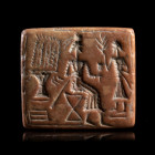 *SCEAU SIGILLÉ
En pierre dure rose, de forme quadrangulaire et perforé, décoré sur les deux faces. Face A : figure assise vêtue d'une longue robe, av...