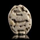 *SCEAU SIGILLÉ
En marbre blanc figurant trois lions.
27 x 22 x 17 mm.
Sumer, Djemdet Nasr, 3000 av. J.-C.

Provenance : Fondation Rassla, Zurich,...