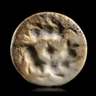 *SCEAU SIGILLÉ
En marbre blanc, de forme circulaire, le plat gravé de 4 animaux.
D. 40 mm.
Mésopotamie, Djemdet Nasr, IVe millénaire av. J.-C.

P...