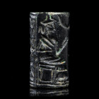 * SCEAU-CYLINDRE 
En pierre dure noire, avec deux lignes d'inscriptions cunéiformes : mi-Sha ? XX (X) dum-bur - X X, et la représentation de trois fi...