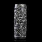 * SCEAU-CYLINDRE 
En hématite ou stéatite figurant deux personnages, un sur pied en offrande et un autre assis sur un trône; en haut, une étoile, en ...