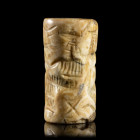 * SCEAU-CYLINDRE 
En pierre blanche, avec un personnage assis sur un trône avec un animal sur ses genoux. 
H. 33 mm.
Mésopotamie, culture Akkadienn...