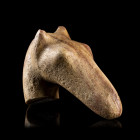 * PENDENTIF 
En pierre dure à tête de cheval. 
L. 50 mm.
Grèce orientale (?), période archaïque, VIIe-VIe siècle av. J.-C.

Provenance : Fondatio...