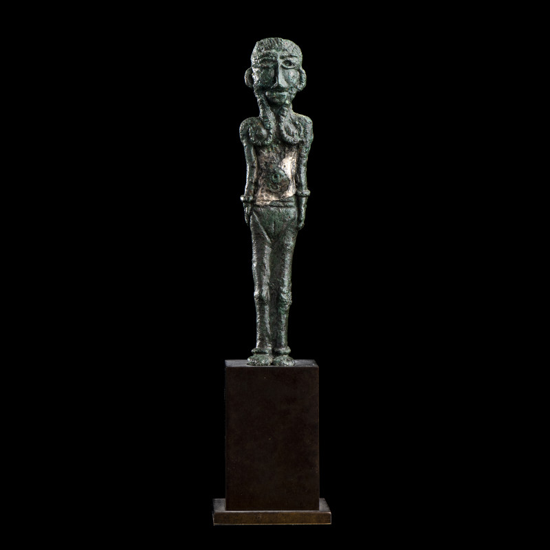 * STATUETTE FÉMININE
En alliage cuivreux à patine verte, représentée debout en ...
