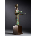 * STATUETTE D'OFFERANT 
En bronze avec cuprite et azurite ?gurée debout, en position frontale les jambes jointes, les bras pliés vers l'avant, dans l...