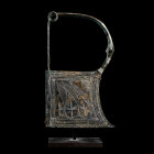* RARE FIBULE 
En bronze de type géométrique avec proue ovale large et pied en forme devoile. D'un côté, le loquet est gravé avec trois poissons. De ...