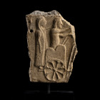 * FRAGMENT DE BAS-RELIEF 
En terre-cuite endurcie (?) ou calcaire, figurant deux personnages tirés par un char vers la droite. Le premier tenant les ...