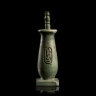 VASE KOHOL 
En stéatite glaçurée bleu-vert, à col resserré et à bord plat. La panse renflée s'incurve vers le bas le fond repose sur une base quadran...
