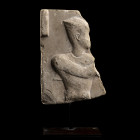 MODÈLE DE SCULPTEUR FRAGMENTAIRE 
En calcaire, représentant un pharaon coiffé du khepresh. 
H. 19 cm.
Egypte, période ptolémaïque, 332-30 av. J.-C....