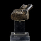 FRAGMENT DE STATUETTE DE DIGNITAIRE 
En diorite noire. Il est figuré assis, le bras gauche repose sur ses jambes, sa main retient l'ankh (?). Il est ...