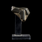 MAIN DROITE FRAGMENTAIRE 
En basalte faisant partie d'une statue. 
5 x 6 cm 
Egypte, Basse-Epoque, 664-332 av. J.-C. 

Provenance : Collection Mi...