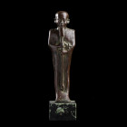 STATUETTE DE PTAH 
En bronze à patinevert foncé. 
H. 14,5 cm. Egypte, Basse-Epoque, 664-332 av. J.-C. 

Provenance : Collection Michel Goughassian...
