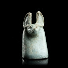 AMULETTE A TÊTE DE CHACAL 
En faïence à glaçure turquoise. 
H. 3 cm.
Egypte, Basse-Epoque, 664-332 av. J.-C. 

Provenance : Collection Michel Gou...