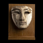 MASQUE FUNÉRAIRE 
En bois et stuc, anthropomorphe. Les yeux ainsi que les sourcils sont creusés et possédaient des incrustations probablement en bron...