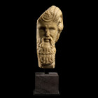 PILIER HERMAÏQUE FRAGMENTAIRE DE JUPITER-AMMON
À tête de Jupiter-Ammon en giallo antico. Le visage est caractérisé par une longue barbre et moustache...
