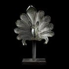 TERMINAL D'ANSE DE LAMPE A HUILE 
En bronze à patine vert foncé, en forme de palmette d'où émerge une tête de griffon.
H. 7,5 cm.
Art romain, IIe s...