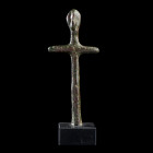 IDOLE ANTHROPOMORPHE 
En bronze, présentant une anatomie et des traits stylisés. 
H. 12 cm.
Luristan ou Amlash, Iermillénaire av. J.-C. 

Provena...