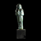 CHAOUABTI
En faïence siliceuse à glaçure bleue et noire. La perruque tripartite, les yeux, le collier ousekh ainsi que les instruments aratoires sont...