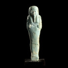 USHABTI
En faïence bleue, dans sa gaine mommiforme; perruque tripartite ; bras croisés avec les instruments aratoires ; colonne dorsale anépigraphe....