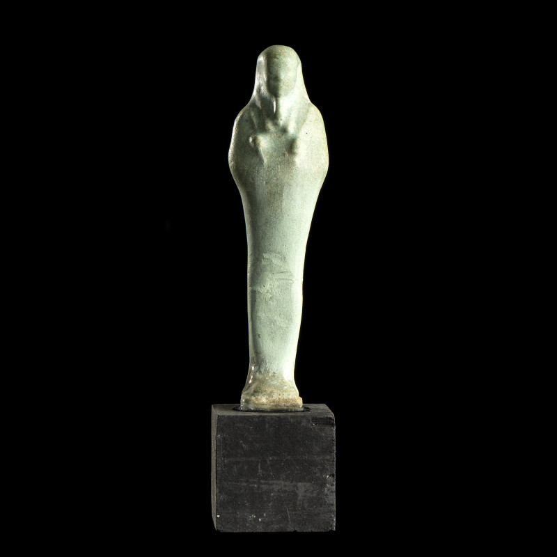 USHABTI
En faïence, dans sa gaine mommiforme; perruque tripartite ; mains crois...