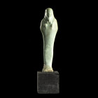 USHABTI
En faïence, dans sa gaine mommiforme; perruque tripartite ; mains croisées avec instruments aratoires ; anépigraphe. 
H. 11,5 cm. 
Egypte, ...