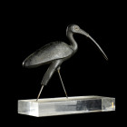 STATUETTE D'IBIS
En bronze à patine foncée et dorure. Figuré marchant. Présence de détails incisés sur la patte droite. 
Dim. 15 x 10 cm. 
Pattes m...