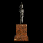 STATUETTE D'HARPOCRATE
En bronze, à patine vert foncé. Figuré debout, dans l’attitude de la marche. La main droite portée au visage dans le geste du ...