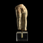 ENSEMBLE COMPRENANT

Une statuette fragmentaire en terre-cuite figurant l'anatomie d'un personnage masculin nu (probablement un Silène) ; tête ex-vo...