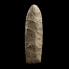 HACHE
Taillée en jaspe beige. 
19,6 x 5,5 cm. 
Mali, Néolithique.

A Neolithic beige jasper ax.

Estimate: 150/300