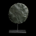 DISQUE BIFACE
Taillé en soapstone. 
Diam. 13 cm.
Néolithique Saharien, 5000-2000 av. J.-C.

Provenance : Collection J.C. Timmermans, acquis à la ...