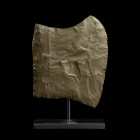 GRAND TRANCHET
En jaspe olive. Trapézoïdal à deux bords concaves. 
H. 15 cm.
Néolithique Saharien, 5000-2000 av.J.-C. 

Provenance : Collection J...