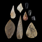 ENSEMBLE
Comprenant des petites pointes, bifaces et des petites hâches polies en obsidienne (?).
Néolithique.

Provenance : Collection ].C. Timmer...