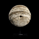 DISQUE POLI
En quartzite veiné. Percé au centre. 
Diam. 11,5 cm.
Afrique du Nord, Néolithique, 5000-2000 av. J.-C. .

Provenance : Collection J.C...