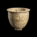 PETITE COUPE
En calcaire jaune fossilisé. Panse évasée reposant sur une base discoïdale plate épaisse. Lèvre à bord évasé et plat.
H. 4,3 cm ; Diam....