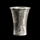 GOBELET COSMÉTIQUE
En marbre veiné, à panse évasée, base discoïdale plate et lèvre avec bord débordant. 
H. 10,5 cm ; Diam. 8 cm. 
Egypte, Moyen-Em...