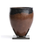 JARRE BLACKTOP
La panse ovoïde et base discoïdale arrondie. La lèvre est légèrement évasée. Belle conservation. 
H. 21 cm ; Diam. 16,5 cm. 
Egypte,...