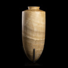 GRANDE JARRE TORPEDO.
En albâtre. Vase monumental, destiné à contenir du vin dans le cadre du rituel d'apaisement de la "Déesse Dangereuse".

Défin...