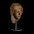 MASQUE DE SARCOPHAGE FÉMININ
En bois d'if. Le visage est caractérisé par des traits fins et harmonieux. De grands yeux étirés et des paupières supéri...
