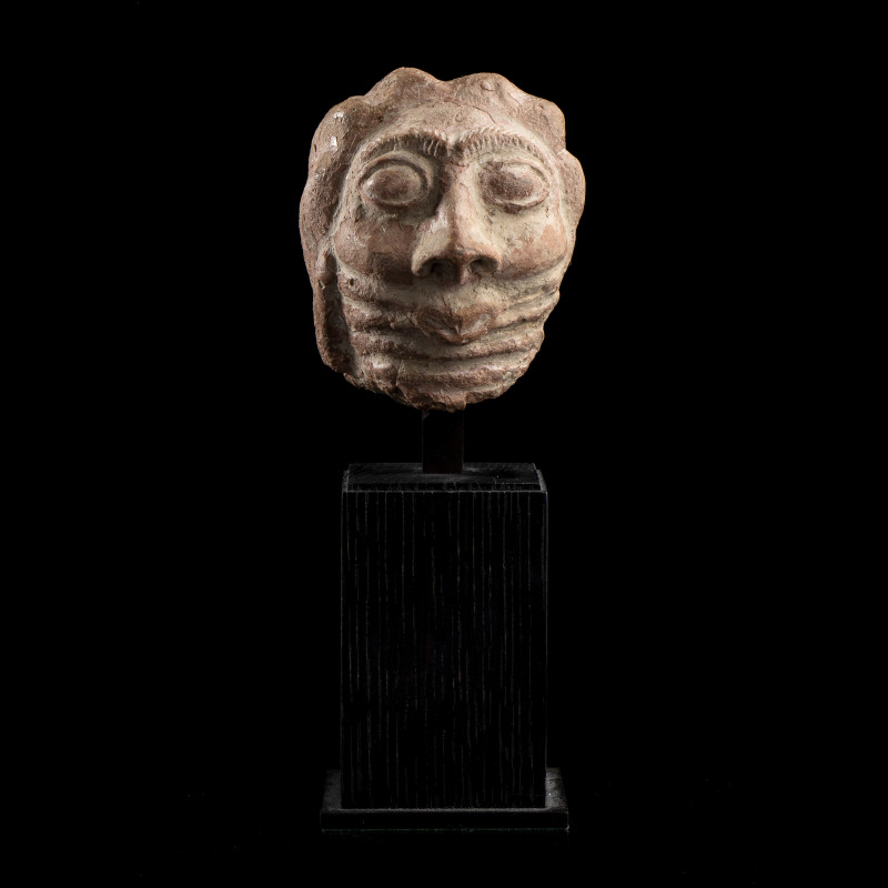 RARE TÊTE D'ORANT
En terre-cuite. Fragment supérieur d'une tête d'orant, la che...