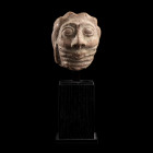 RARE TÊTE D'ORANT
En terre-cuite. Fragment supérieur d'une tête d'orant, la chevelure est marquée par un épais volume ondulé qui encadre le visage et...