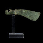 TÊTE DE HACHE
En bronze à patine verte, à lame trapézoïdale courbée et talon à appendice courbe. 
L. 27 cm.
Luristan, IIIe millénaire av. J.-C. 
...