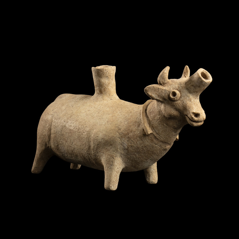 RHYTON EN FORME DE TAUREAU
En terre-cuite modelée beige.
Pas de manque mais re...